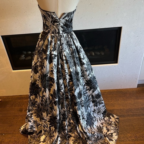 Gorgeous woman’s gown - Picture 2 of 3